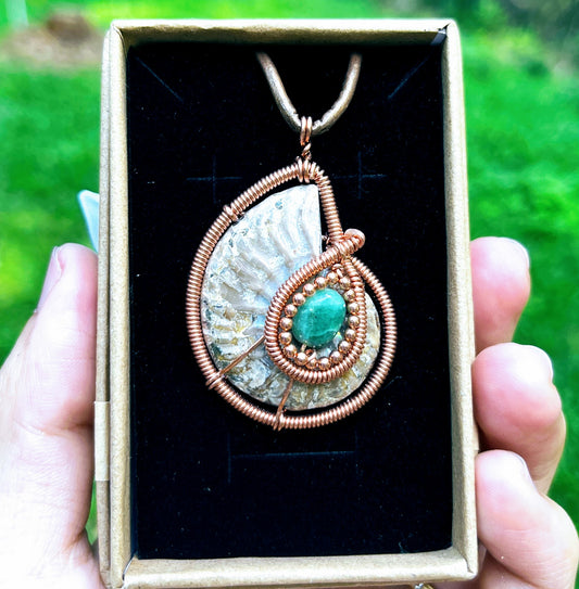 "Kundalini" | Ammonite & green sapphire necklace | grounding, kundalini, cleaning